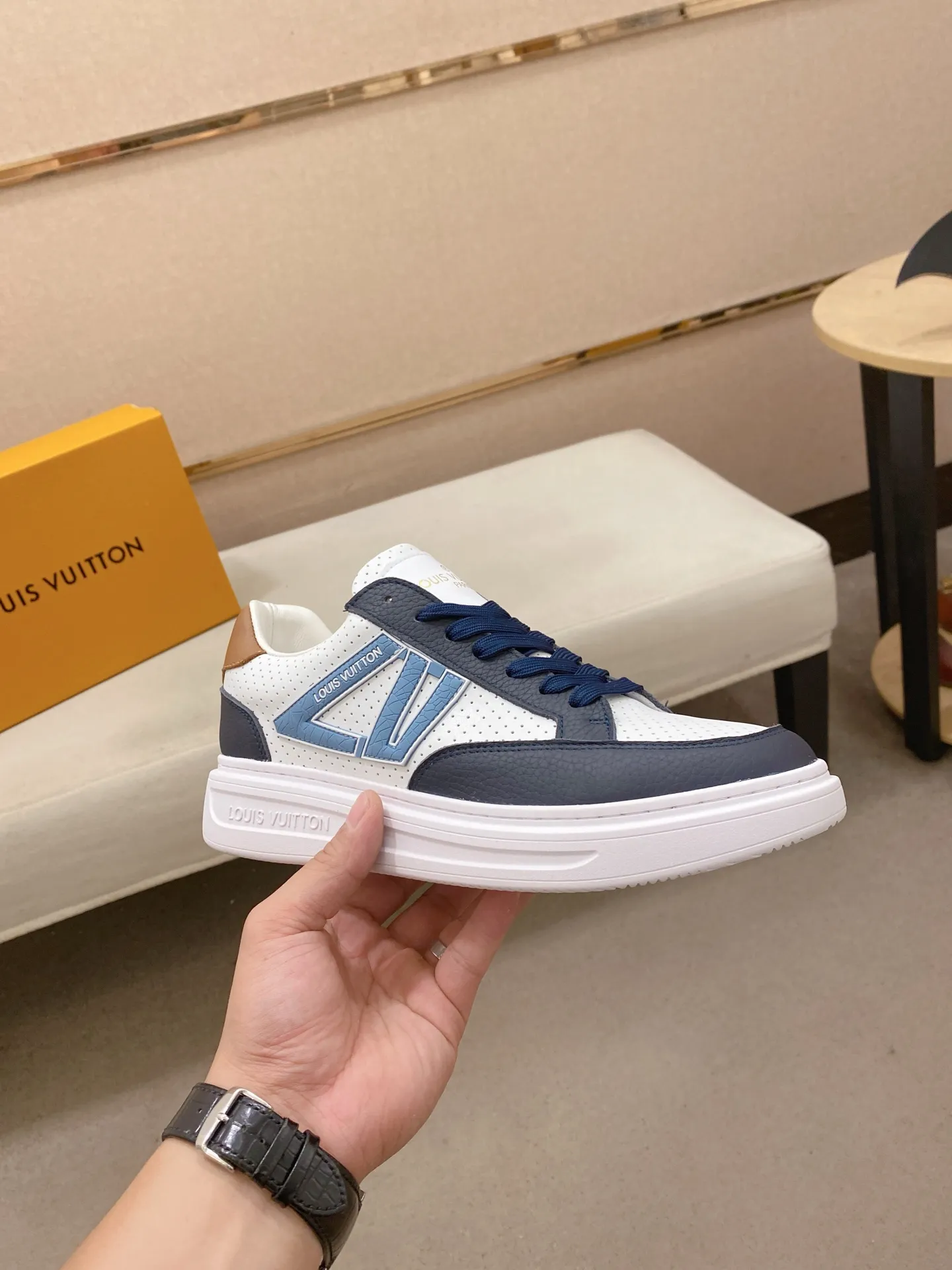Men's shoes 💰: 420💰🎉🎉LV~Louis Vuitton trendy men's shoes New shipments Latest matching The same style as the official website Super high quality Hot sales of the season [strong] [strong] [strong] Selected first-layer cowhide, comfortable cowhide lining, original last, comfortable on the foot, wear-resistant rubber outsole Size number: 38-44.